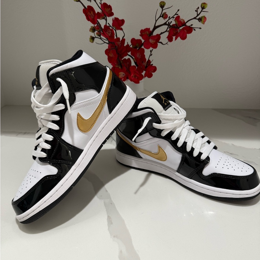 Air Jordan 1 Mid SE - Black/White/Metallic Gold - Size 8M